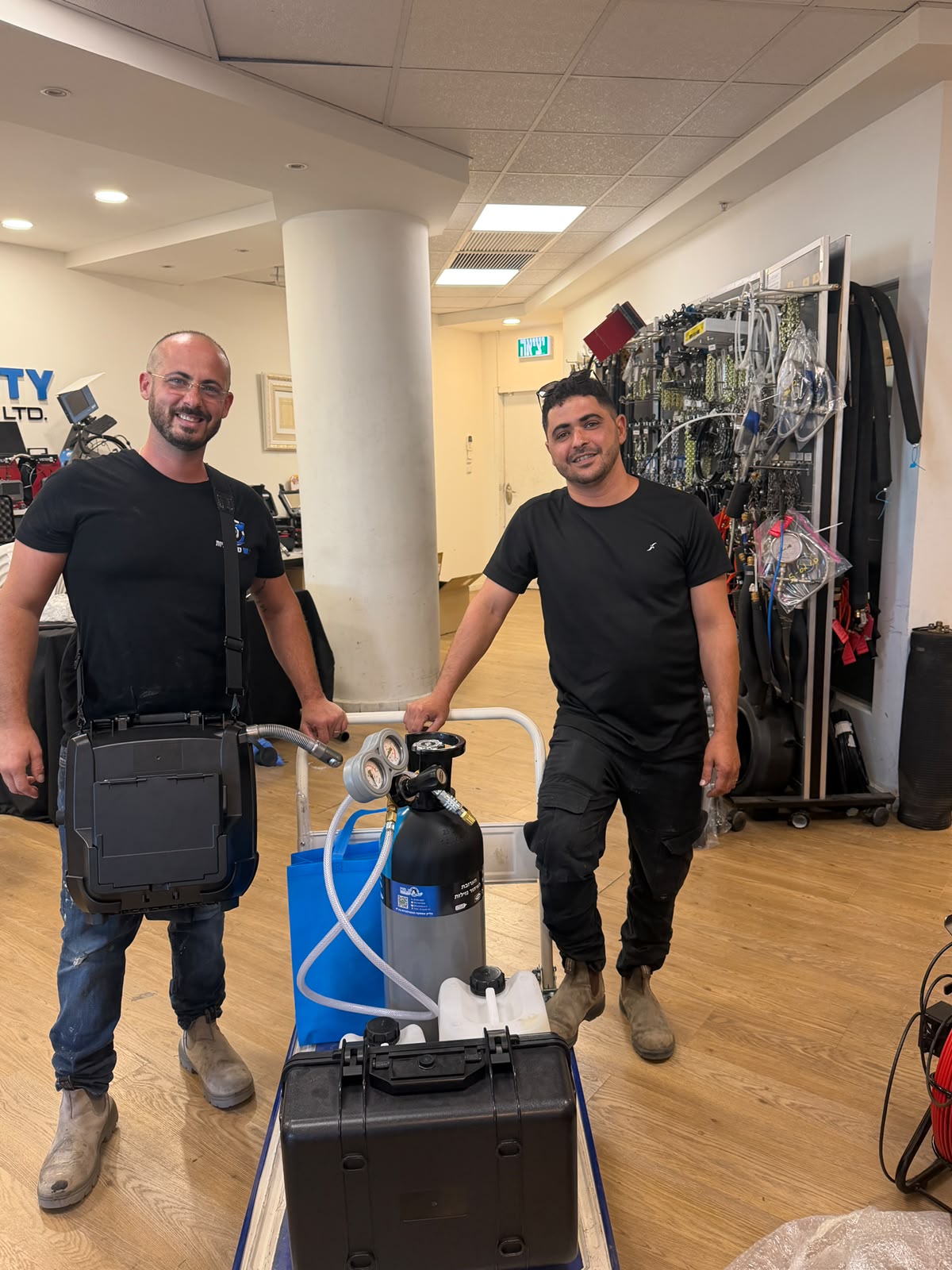 צוות DS שיקום נזקי צנרת עם ציוד מקצועי לאיתור נזילות